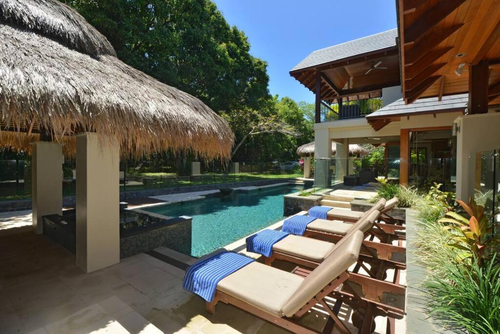 Cowrie House - Luxury 4 Bedroom Beachfront Home Port Douglas Eksteriør bilde